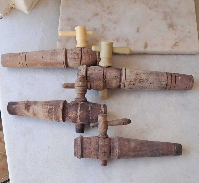 Antigas Torneiras em Madeira para Pipos + Desandadores
