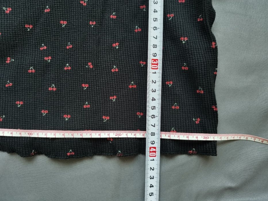 Жіночі футболки (кроп-топ) біла з квітковим і вишневим принтом