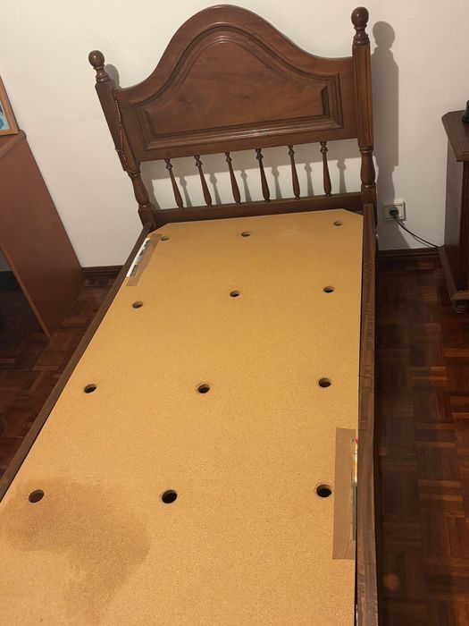 Cama de solteiro em madeira maciça