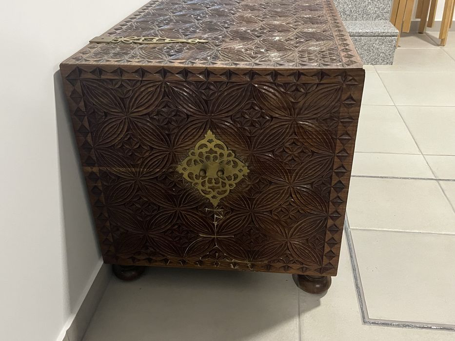 Arca de madeira antiga trabalhada