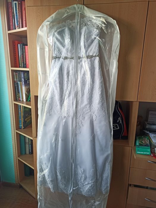 Suknia ślubna biała koronka podkreślająca talię