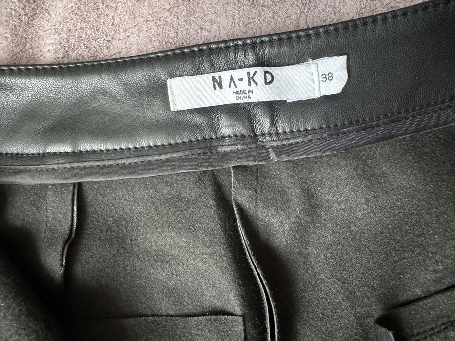 Брюки із штучної шкіри NA-KD