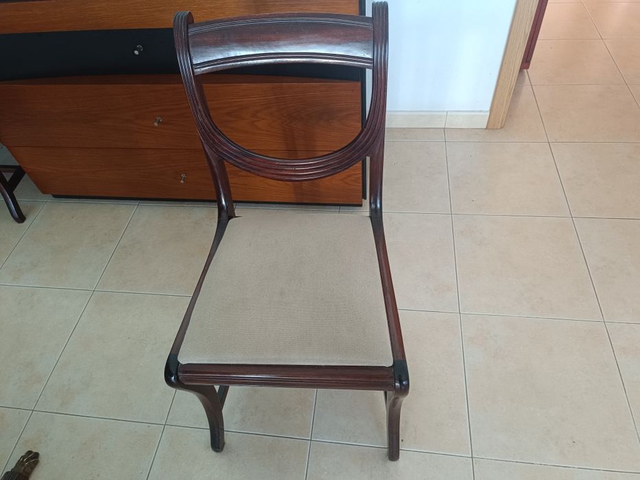 Mesa mogno com 8 cadeiras