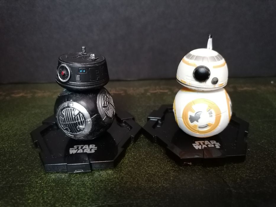 2 figuras de ação da Star Wars, robôs Bb-9e e Bb-8