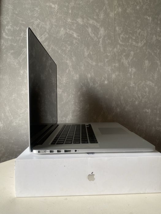 Macbook Pro i7 8GB 256 SSD 15”