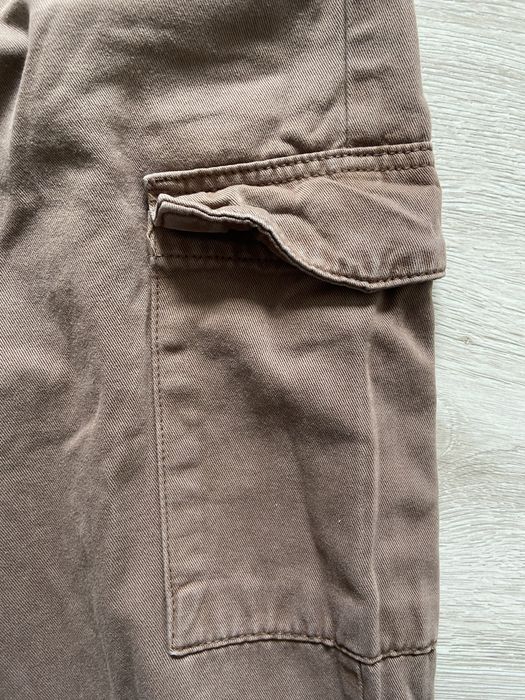 Brązowe spodnie cargo z sznurkami od środka Pull&Bear