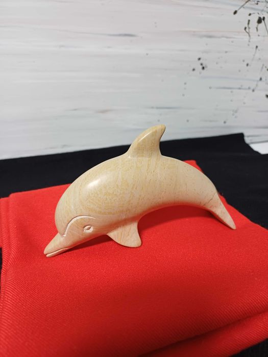 Estatueta de golfinho em pedra da Arrábida