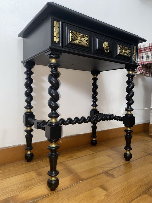 Mesinha com gaveta estilo gótico barroco