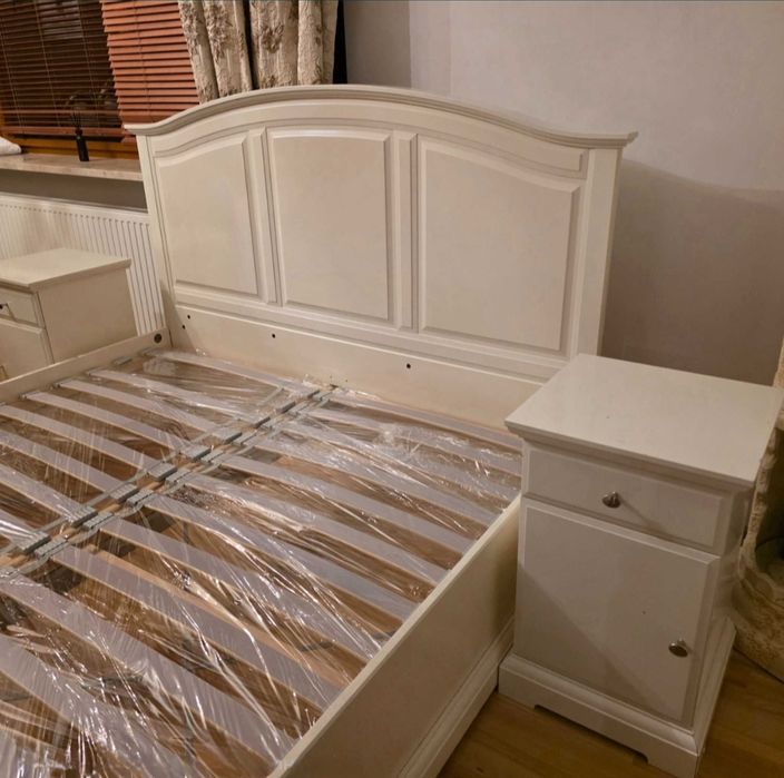 Sprzedam łóżko i dwie szafki nocne