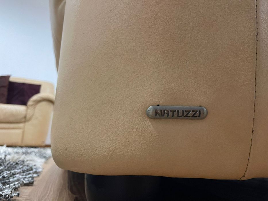 Sofás com almofadas e mesa de centro