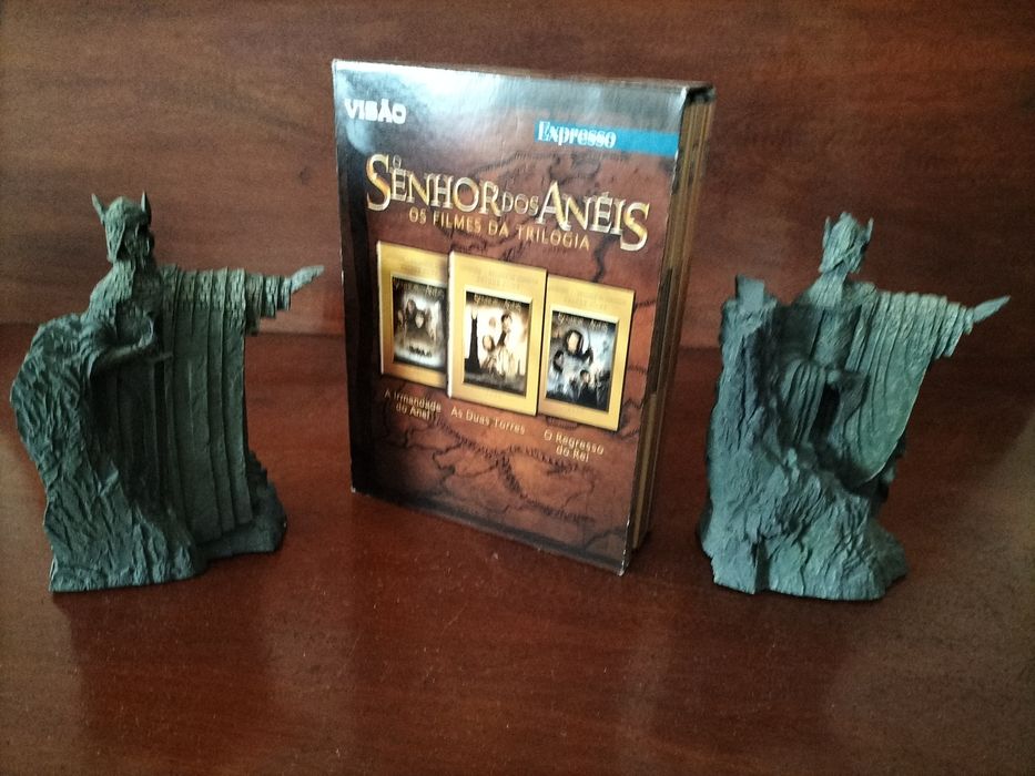 DVD's do Senhor dos anéis com respectivas estatuetas