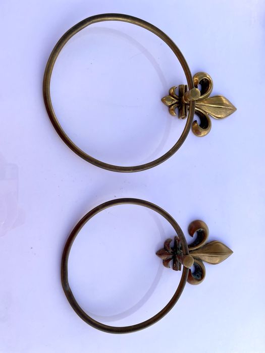 Conjunto de toalheiros antigo em latão fundido