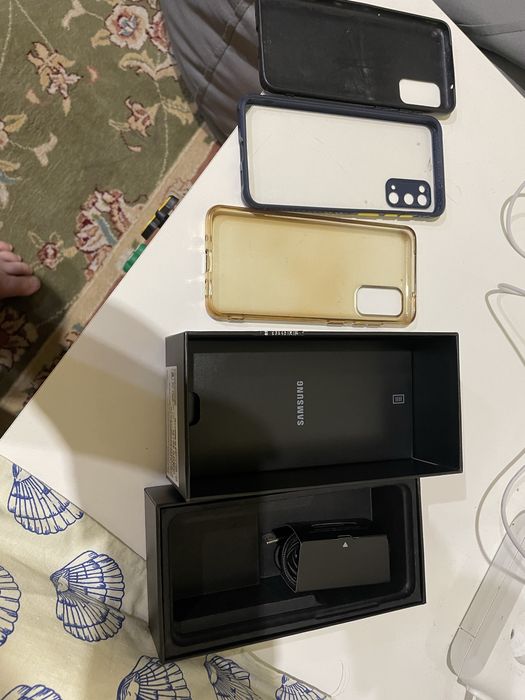 Телефон   Самсунг  S20.