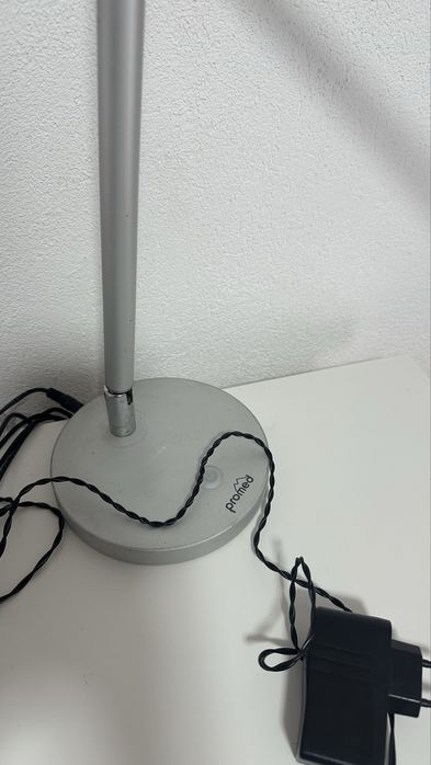 Candeeiro de mesa funciona