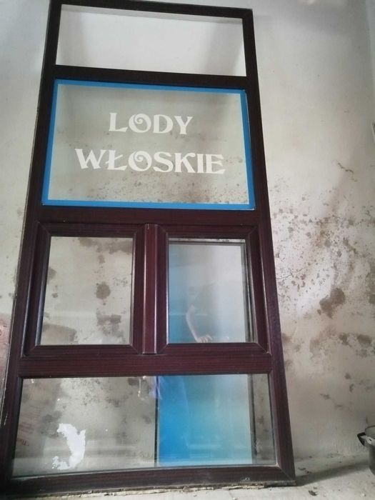 Witryna sklepowa z okienkami sprzedażowymi