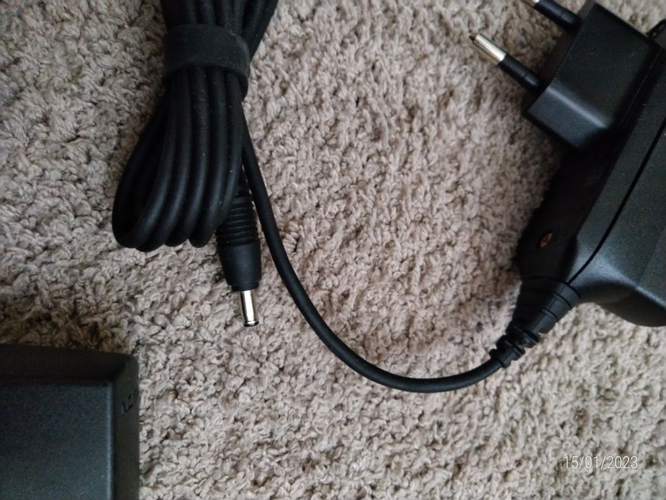 Carregadores telemóveis Nokia de 220v e de carro.
Alguns são novos.
Ta