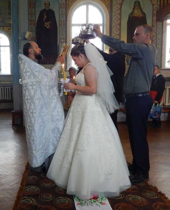 Весільна сукня кольору айворі