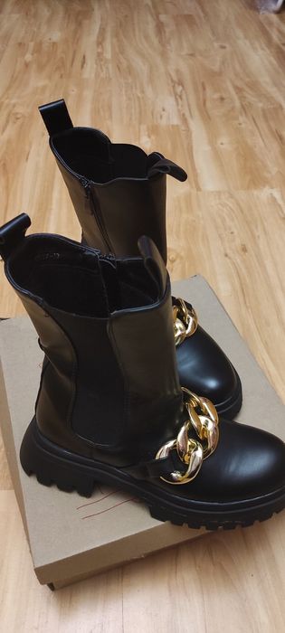 Botki  czarne workery z ozdobnym, złotym łańcuchem. Rozmiar 39