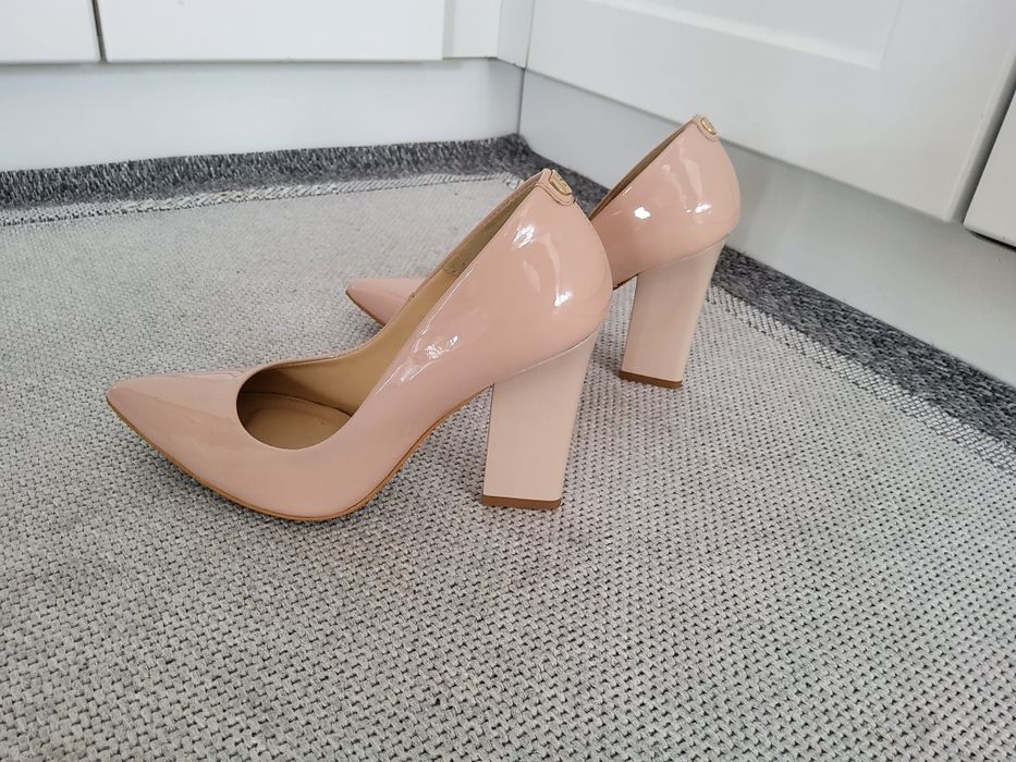 Czółenka lakierowane skórzane