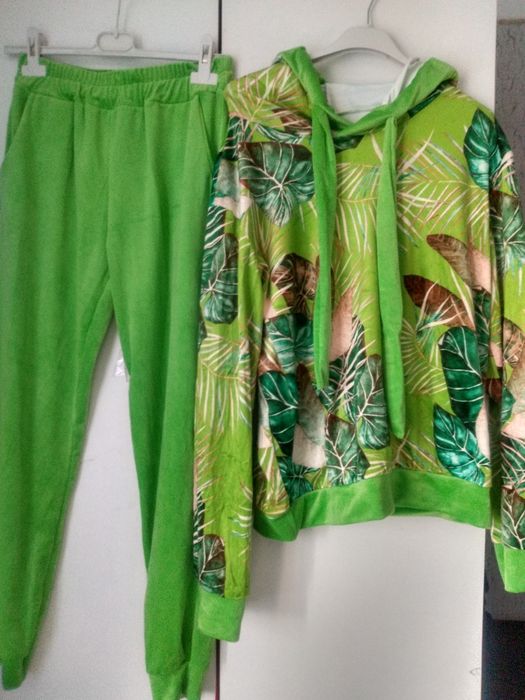 Nowy z metką śliczny duży dres welurowy