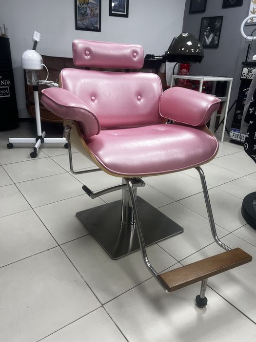3 cadeiras de corte rosa eames + Lavatório rosa Eames Lounge com cuba cerâmica branca