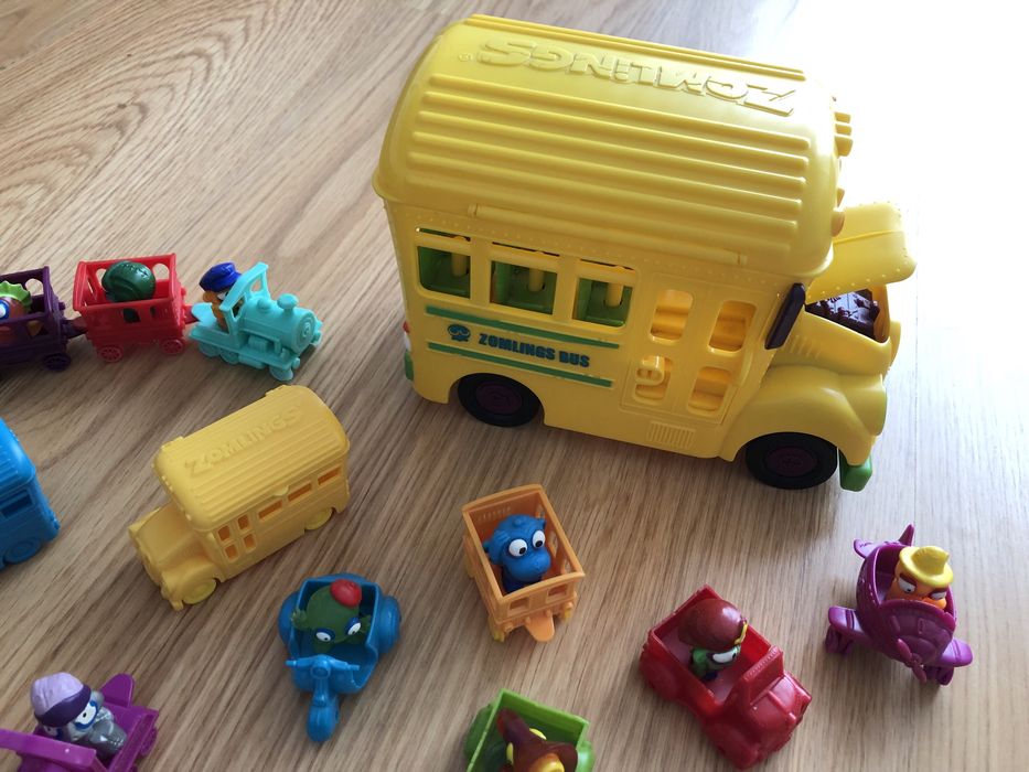 Figuras zomlings, autocarro escolar, mota, avião, comboio e carros
