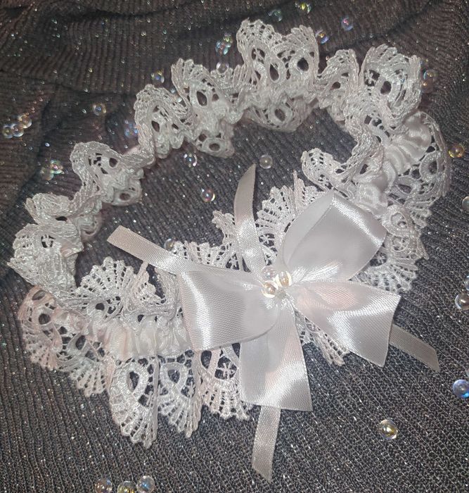 Весільна підв'язка нареченої на ніжку.