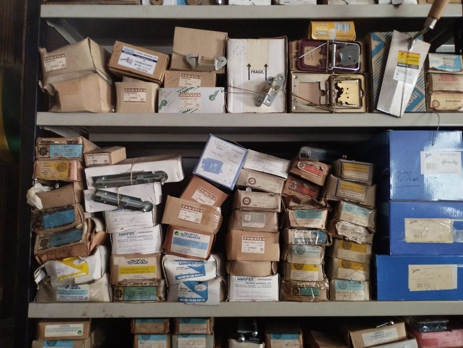 Ferragens (fechaduras,puxadores,anilhas)