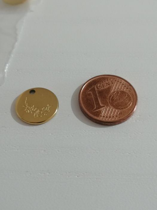 Medalhas douradas em aço inoxidável com flores gravadas
