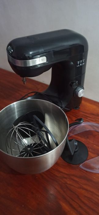 Liquidificador, máquina de donuts e máquina de fazer bolo