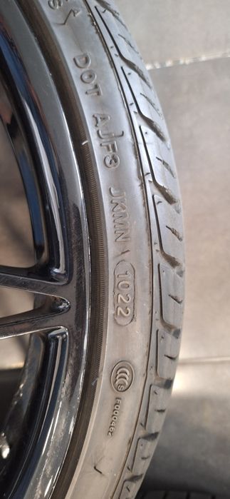 Pneus 225/30 R20