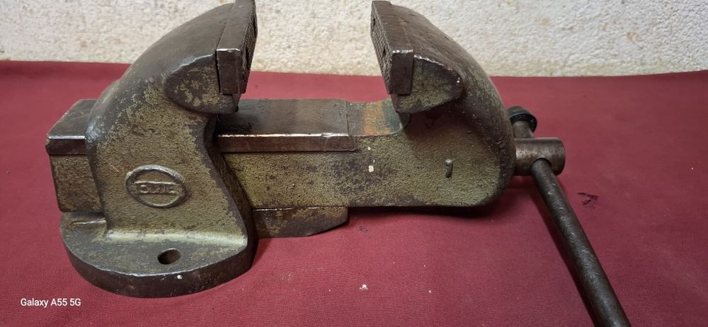 Torno de bancada marca Oliva N°1