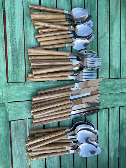Conjunto de talheres como novo de grandes colheres, pequenas colheres garfos e facas