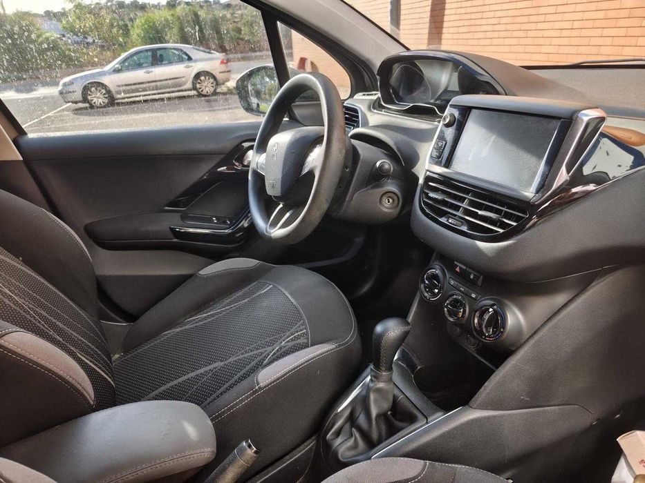 Carro Peugeot 208