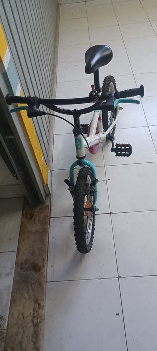Bicicleta de criança com capacete incluído