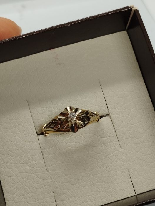 Золотое кольцо с бриллиантами 16.8 размер 2.47 грамма