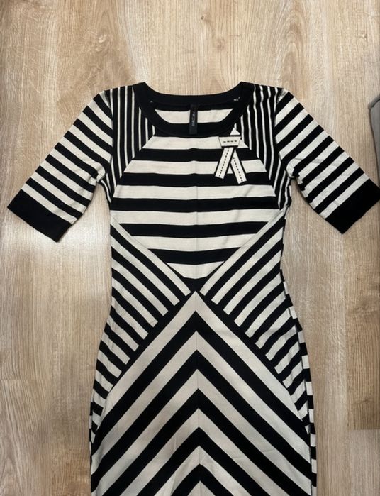 Sukienka Marc Cain, modelująca, S