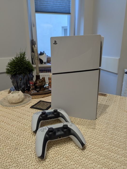 PlayStation 5 Slim Digital + 2 pady – idealny stan, gwarancja