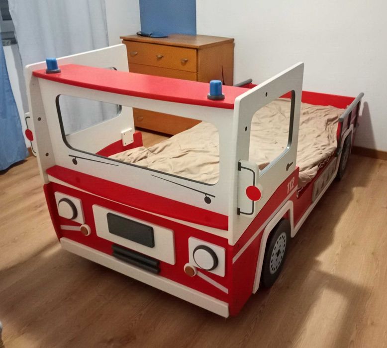Cama de criança tipo carro de bombeiros