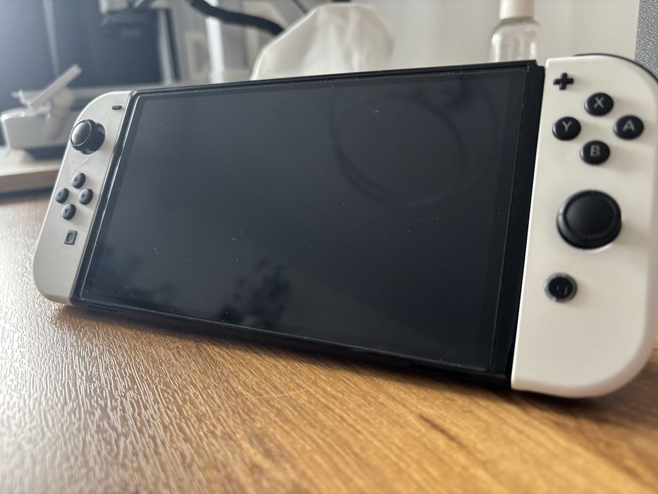 Nintendo switch oled + grip i etui skull&co