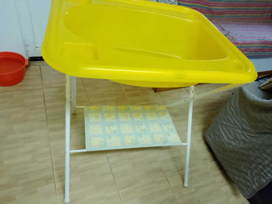 Berço com colchao e banhheira  suporte