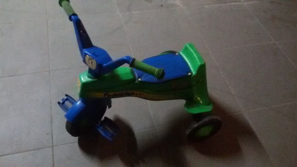 Triciclo + Cavalo (de peluche) + Cavalo (de baloiço)