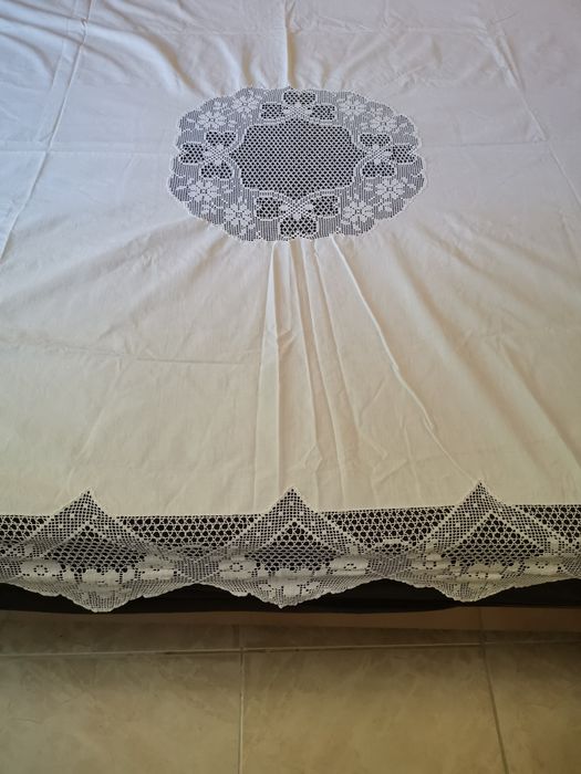 Toalha de mesa feita em tecido e renda n. 20