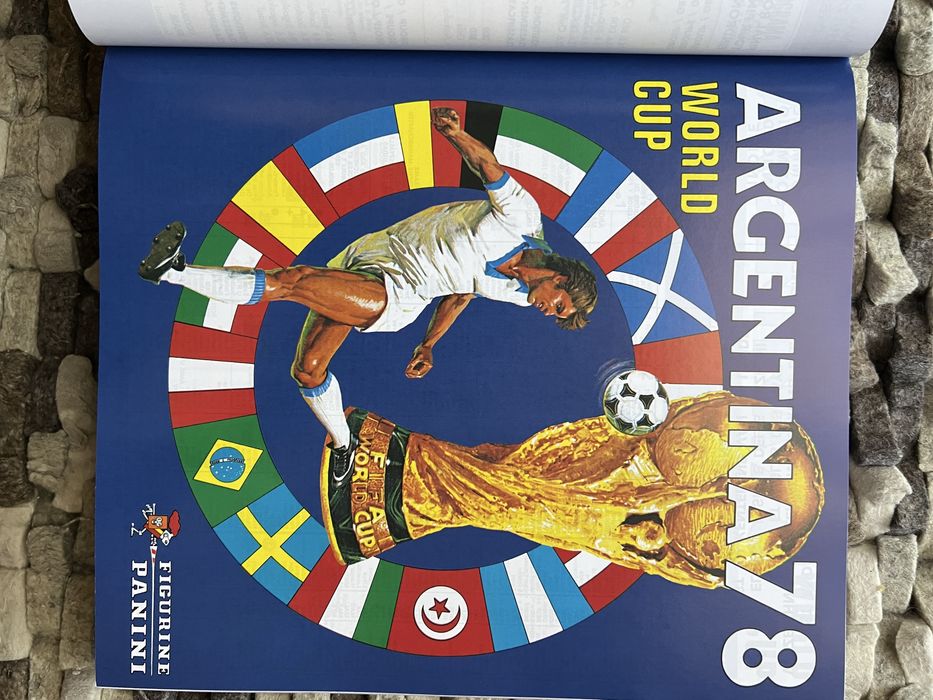 Livro com todas as cadernetas dos Mundiais de Futebol desde 1970 a 2026
