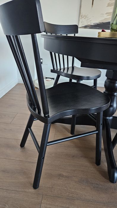 Drewniany stół z krzesłami czarny