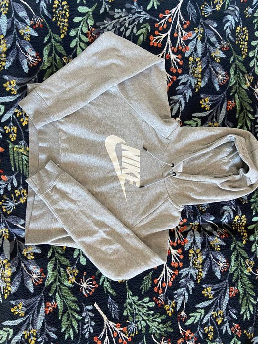 Продам оригінальну жіночу укорочену кофту Nike