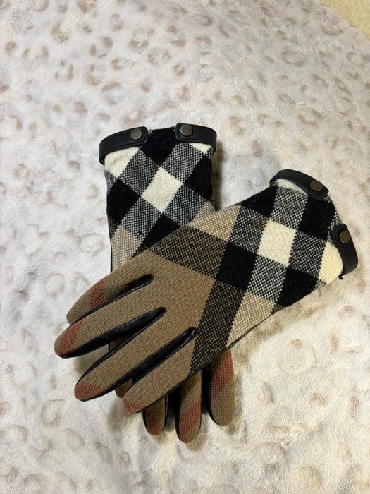 Luvas Burberry em pele e lã.
