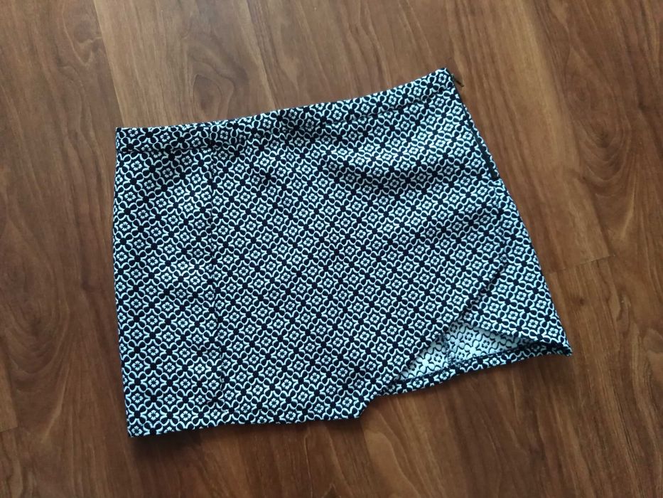 Spódnica czarna z białym wzorem, r. L, krótka, asymetryczna