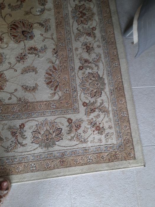 Carpete em tons de dourado