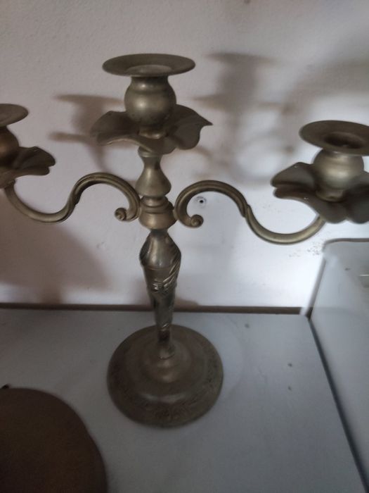 Várias peças em cobre e latão.